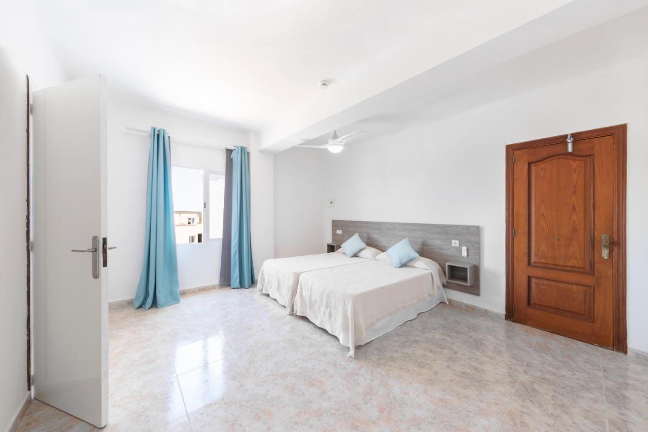 Hostal Cala Llombards Bagian luar foto