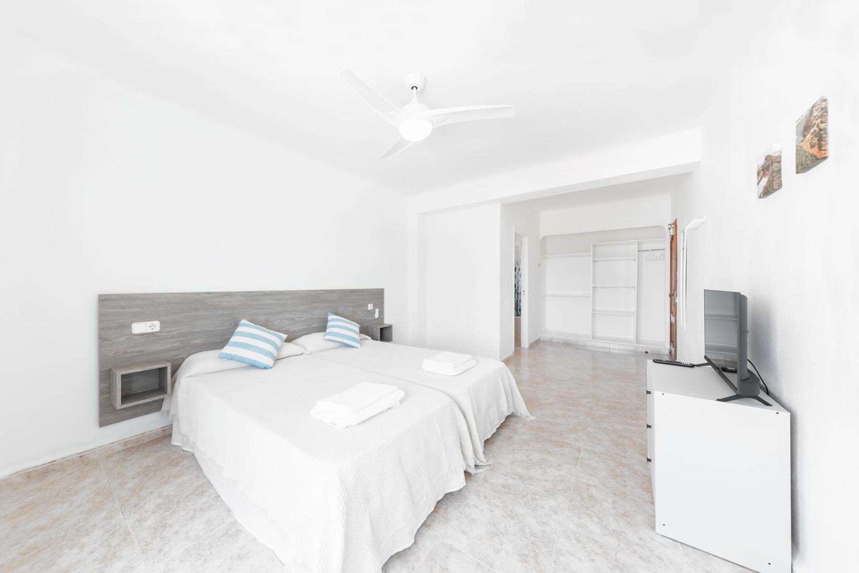 Hostal Cala Llombards Bagian luar foto