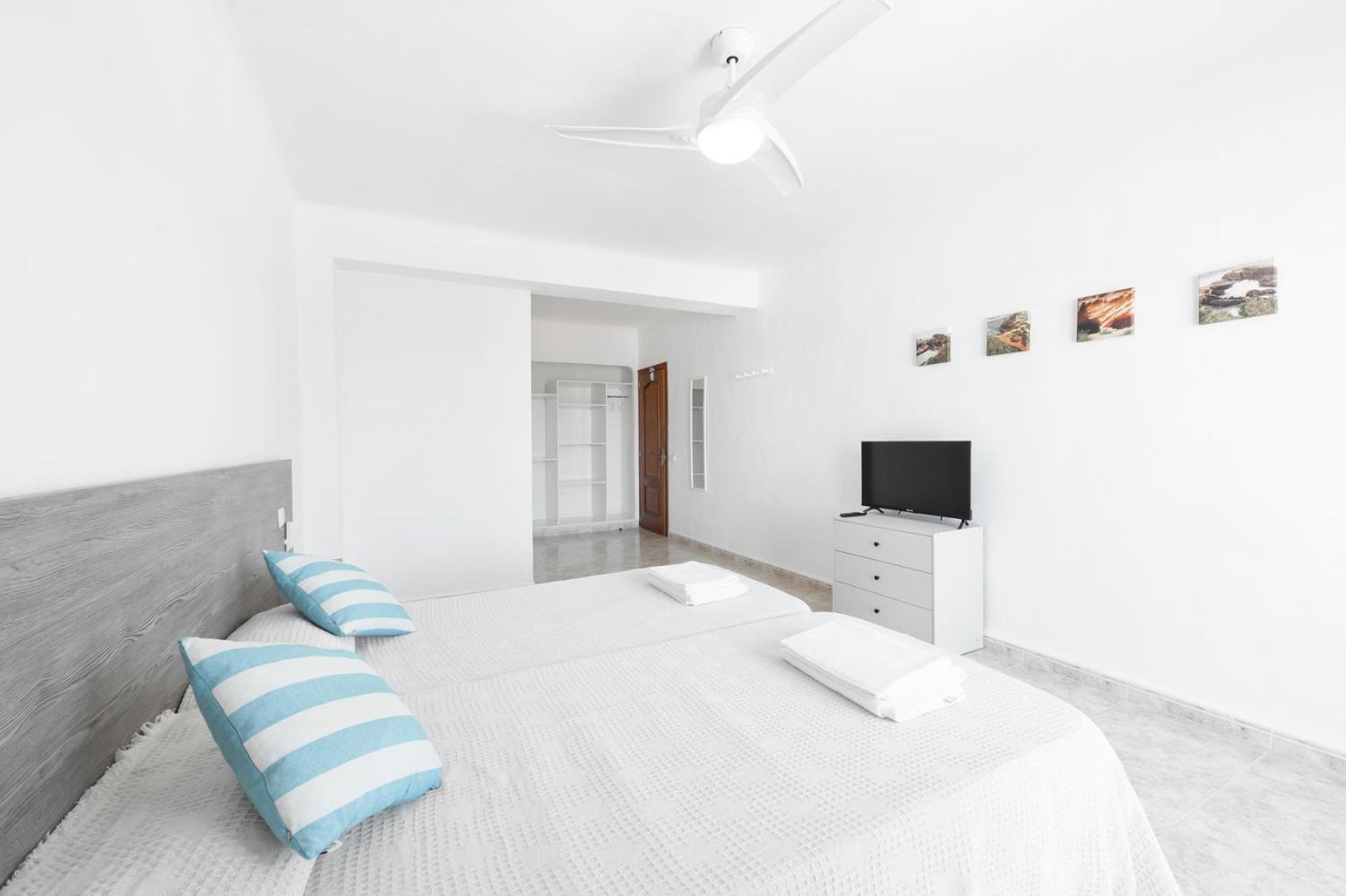 Hostal Cala Llombards Bagian luar foto