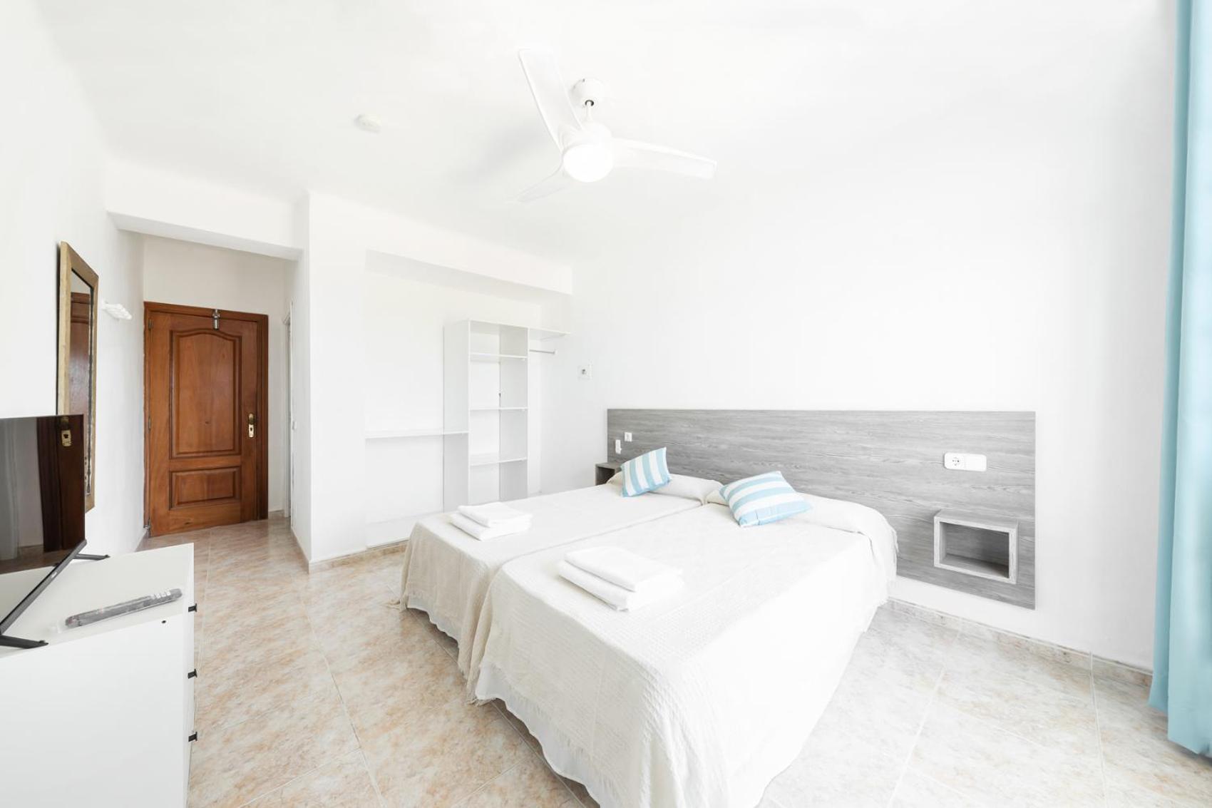 Hostal Cala Llombards Bagian luar foto