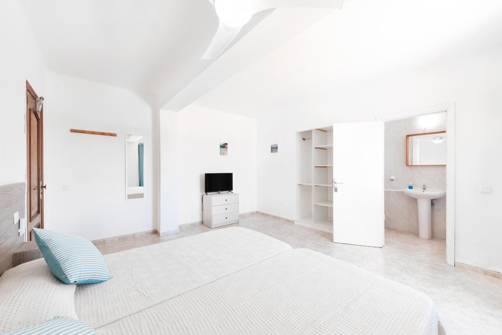 Hostal Cala Llombards Bagian luar foto